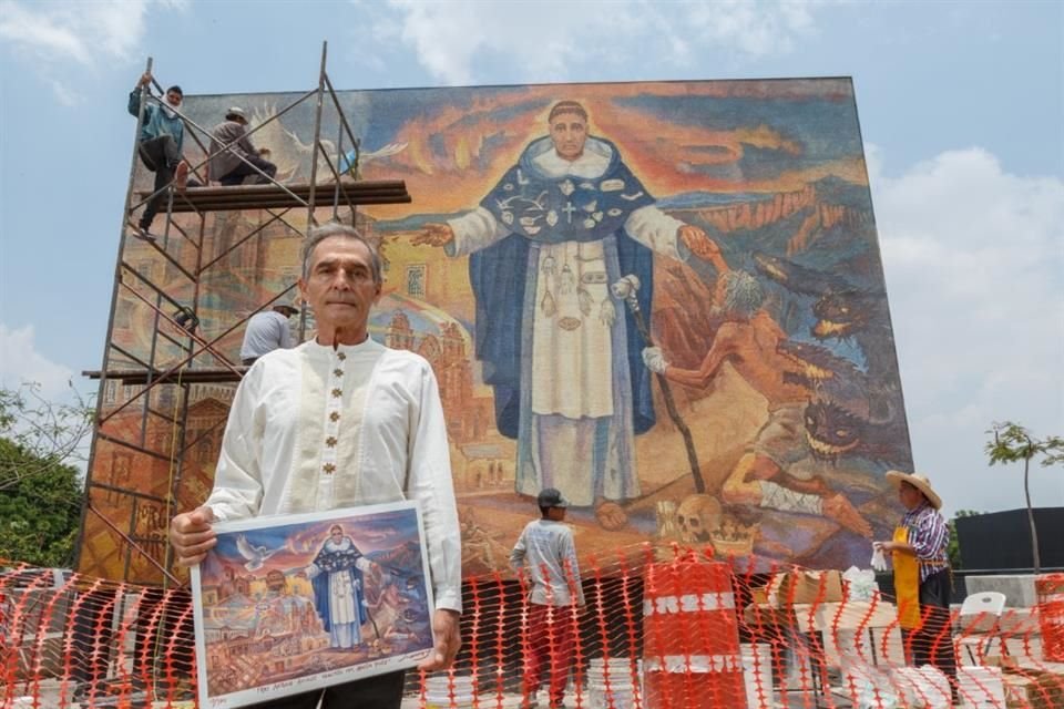 El mural de grandes dimensiones, hecho de mosaicos venecianos, está ubicado en la Estación Normal de la Línea 3.