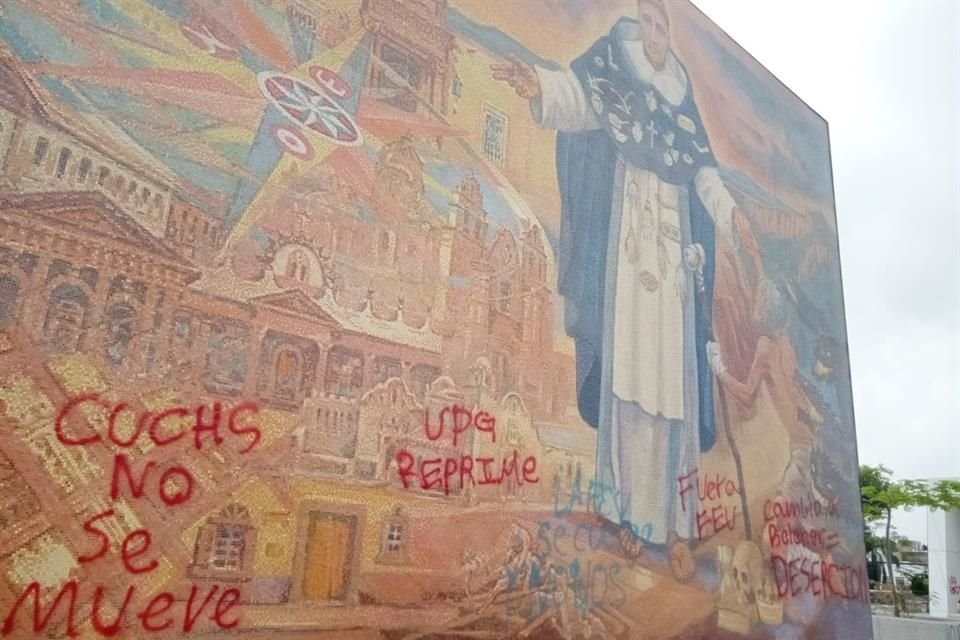 El mural, que recién se terminó de montar, amaneció ayer con pintas de grafiti en color rojo. Por la tarde éstas ya habían sido limpiadas.
