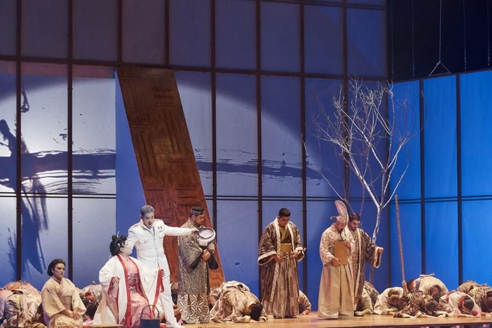 Madama Butterfly narra la historia de Cio-Cio San, una geisha que cree ciegamente en el amor de un oficial de la Marina Americana.