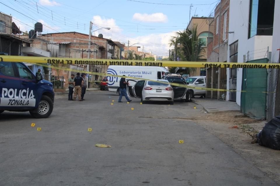 Un hombre que regresaba de una tienda fue asesinado a balazos dentro de su automóvil, en la Colonia Santa Cruz de las Huertas, en Tonalá.