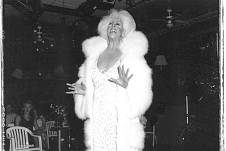 Dorian Corey (1937-1993), diseñador y artista drag de Harlem, apareció en el documental Paris Is Burning de Jennie Livingston de 1990. Murió en 1993 por complicaciones derivadas de VIH.