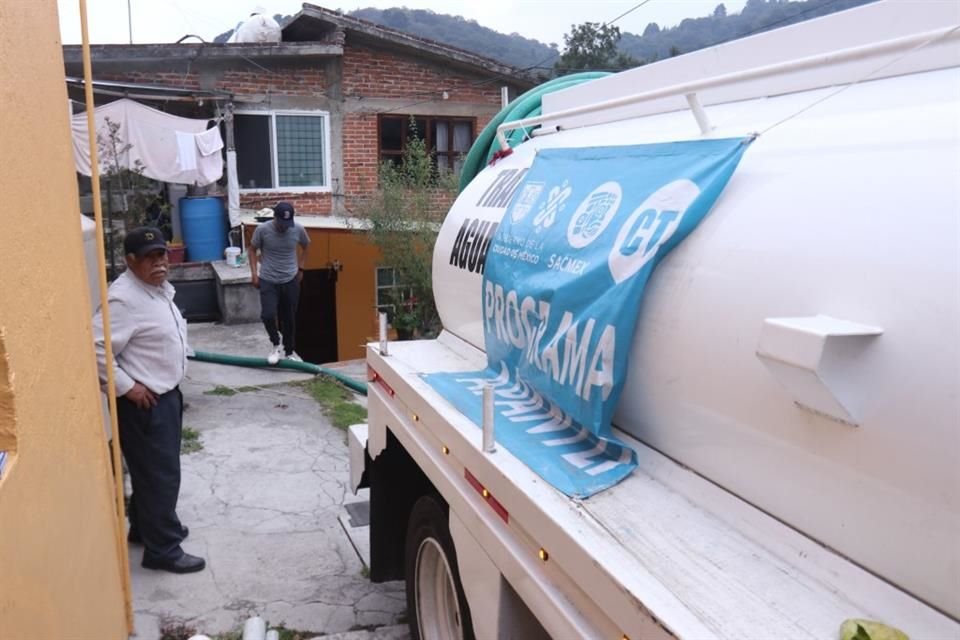 En la parte alta de San Bartolo Ameyalco, el agua se distribuye a través de pipas no mayores a 5 mil litros, debido a las calles estrechas con las que cuenta el poblado.