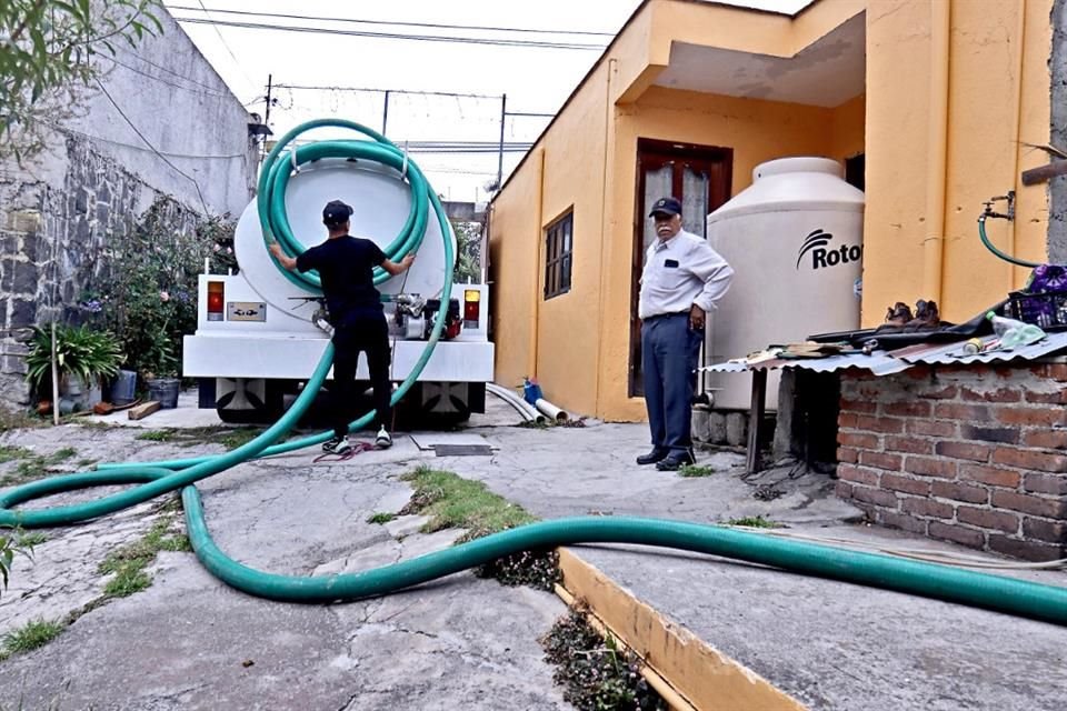 Pese a contar con un manantial, pueblo de San Bartolo Ameyalco, en AO, sufre de escasez de agua por mala infraestructura en su distribución.