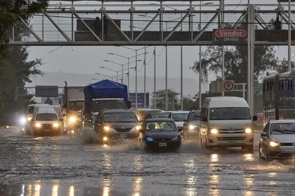 Las zonas de baja presión y ondas tropicales que ayer y hoy ocasionarán lluvias en la ZMG serán antesala a los huracanes 'Calvin' y 'Dora'.
