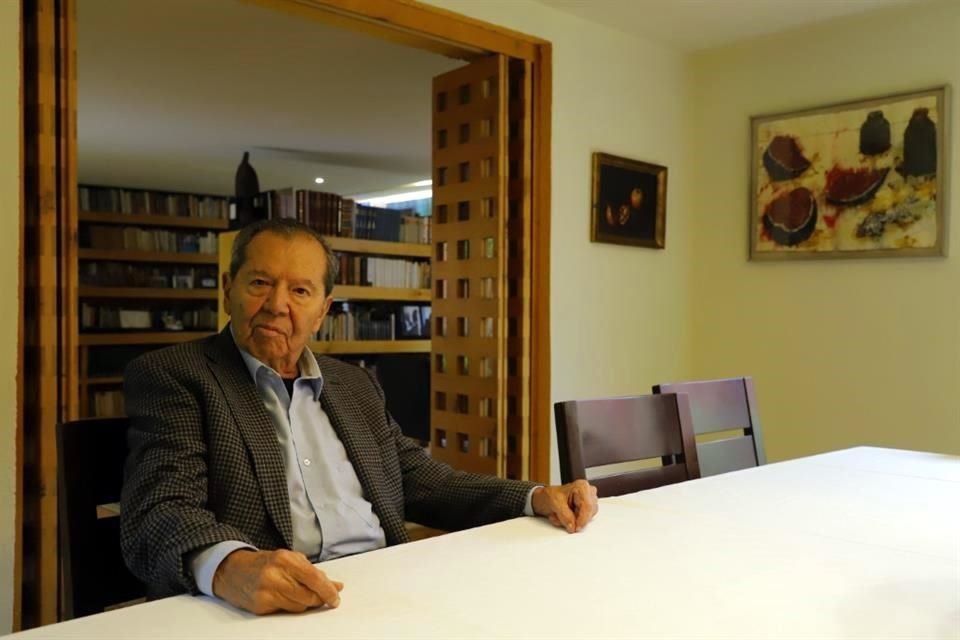 Porfirio Muñoz Ledo en su casa en la Ciudad de México.