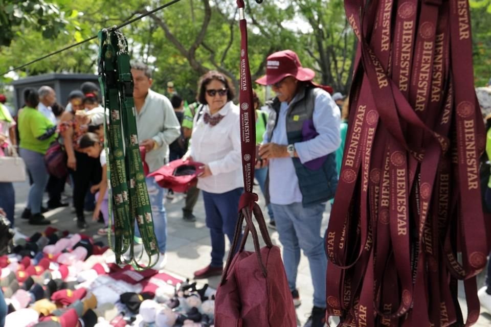 En el mitin se vendían portagafetes con el nombre de la Secretaría del Bienestar, que tendrían que ser usados sólo por la dependencia.