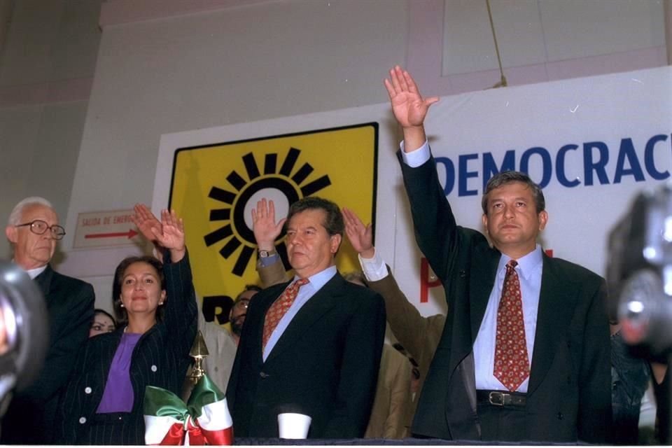 En 1996, cuando ambos militaban en el PRD, Porfirio Muñoz Ledo entregó la dirigencia del partido a Andrés Manuel López Obrador.