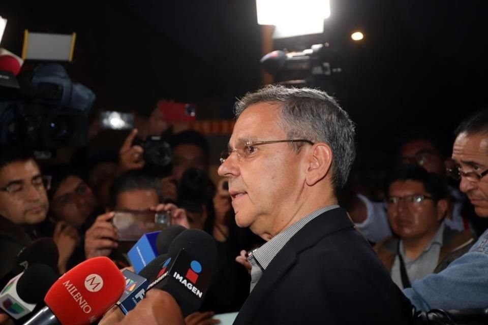 César Yáñez, subsecretario de Desarrollo Político, acudió a despedir a expresar sus condolencias a la familia de Muñoz Ledo.