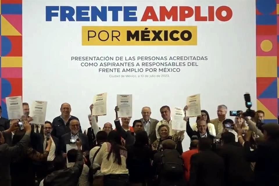 Apenas la semana pasada, los aspirantes que siguen en la contienda recibieron su constancia para recabar firmas, por parte del Comité Organizador del Frenet Amplio por México.