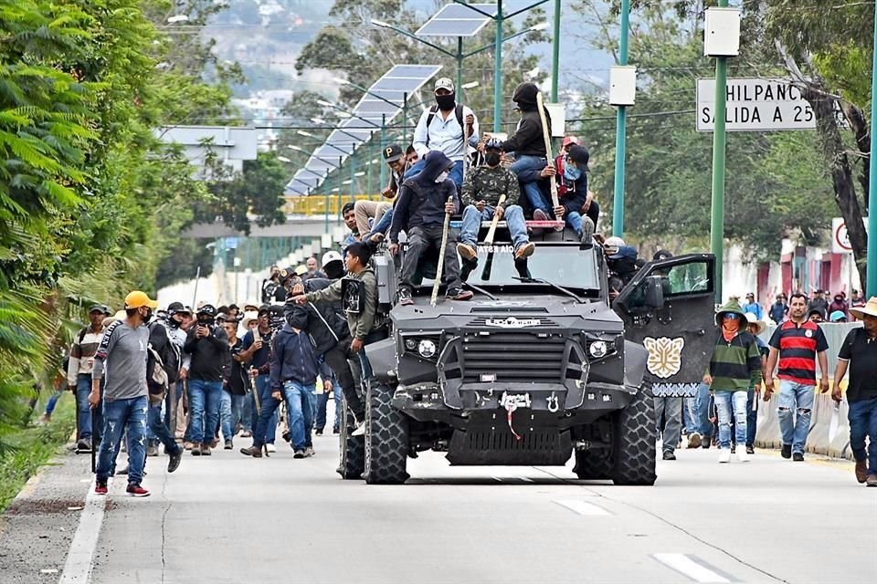 Pobladores de localidades de Guerrero ocuparon un vehículo blindado que ocuparon para abrirse paso al Palacio de Gobierno.