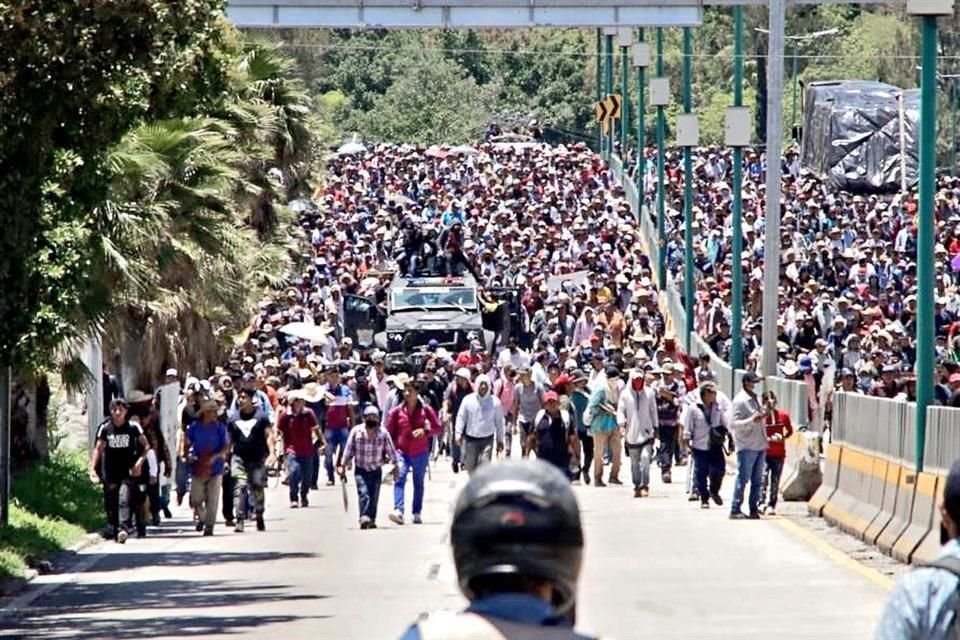 Los manifestantes tomaron como rehenes a policías y funcionarios estatales, que mantienen en exigencia de una mesa de diálogo.