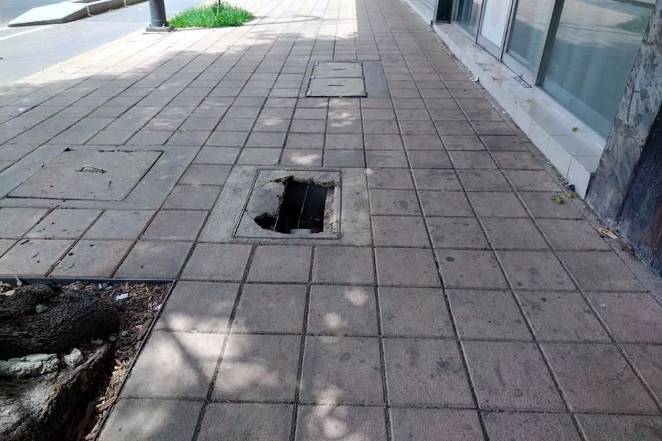 En el tramo de Los Dos Templos a la Avenida Niños Héroes se pueden encontrar registros con tapas rotas.