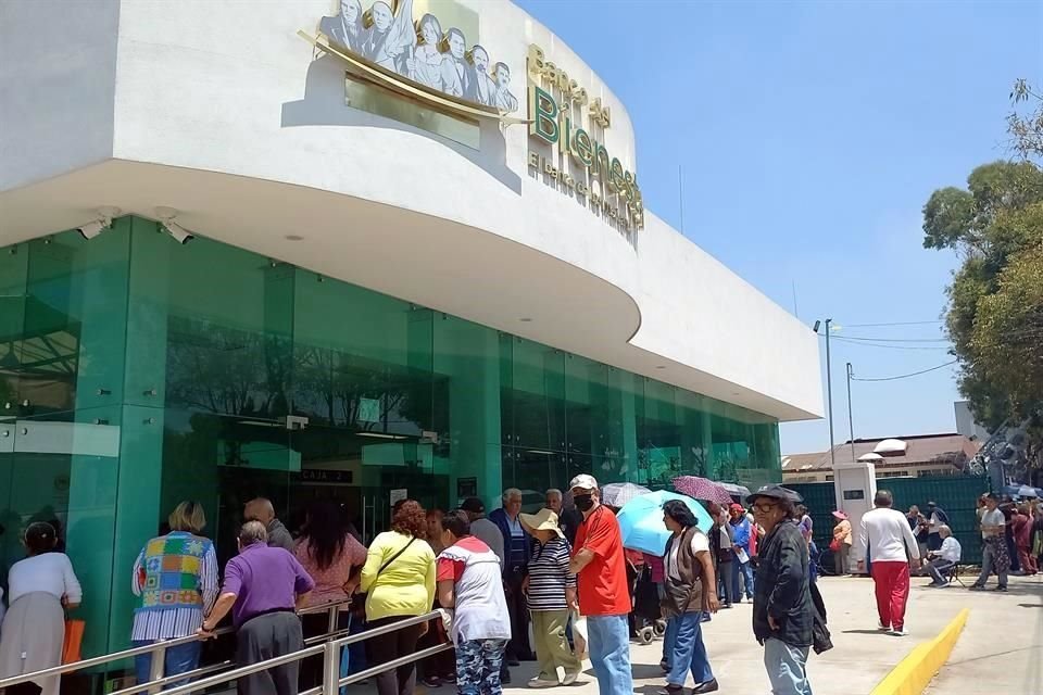 Las fallas en los bancos ocasionan largas filas y una atención tardía.