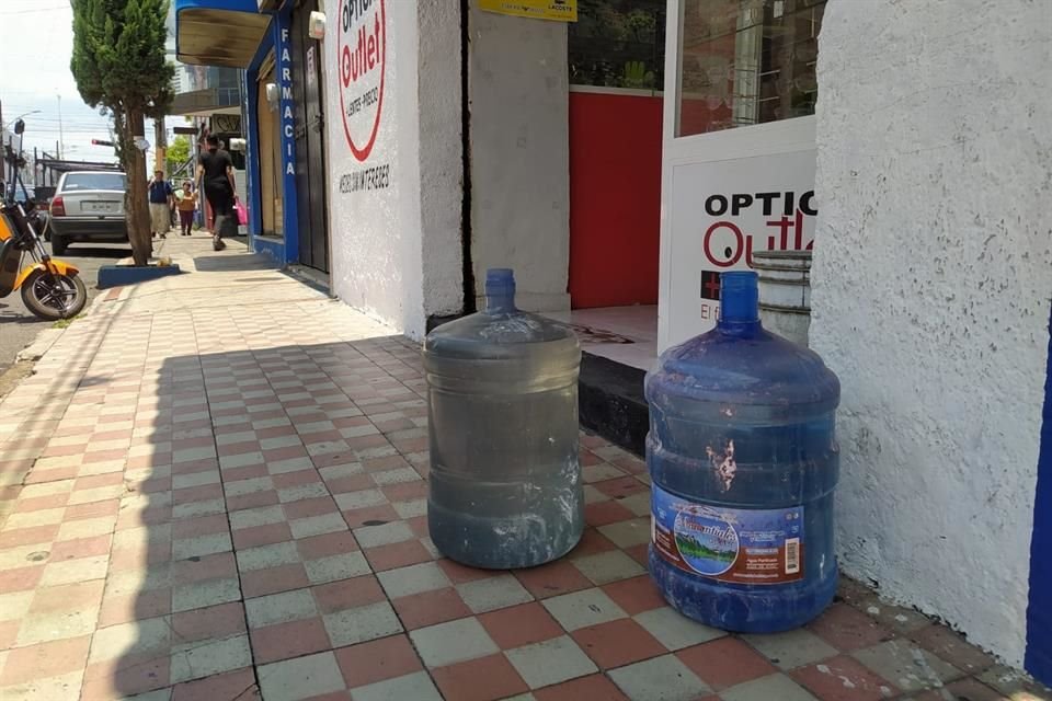 El agua sobrante se repartió entre quienes cooperaron y acudieron con recipientes.