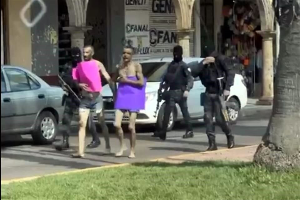 Semidesnudos fueron obligados caminar dos sujetos que presuntamente robaron en Tepatitlán.