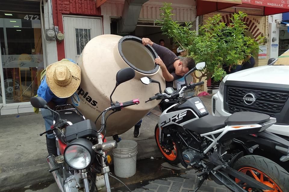 Sacan hasta la última gota de agua a un tinaco de un negocio ubicado en Calle Andrés Terán en la Colonia Santa Teresita luego del corte de agua potable en 21 colonias en Guadalajara.