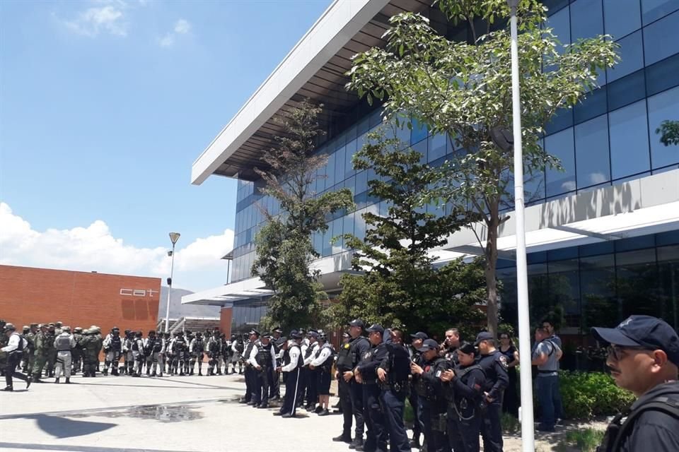 Enrique Alfaro arribó a las inmediaciones de donde ocurrió la emboscada a mandos de seguridad en Tlajomulco, y desplegarán operativo.