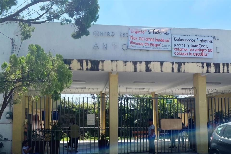 En el CAM de La Normal se colocaron pancartas como protesta.