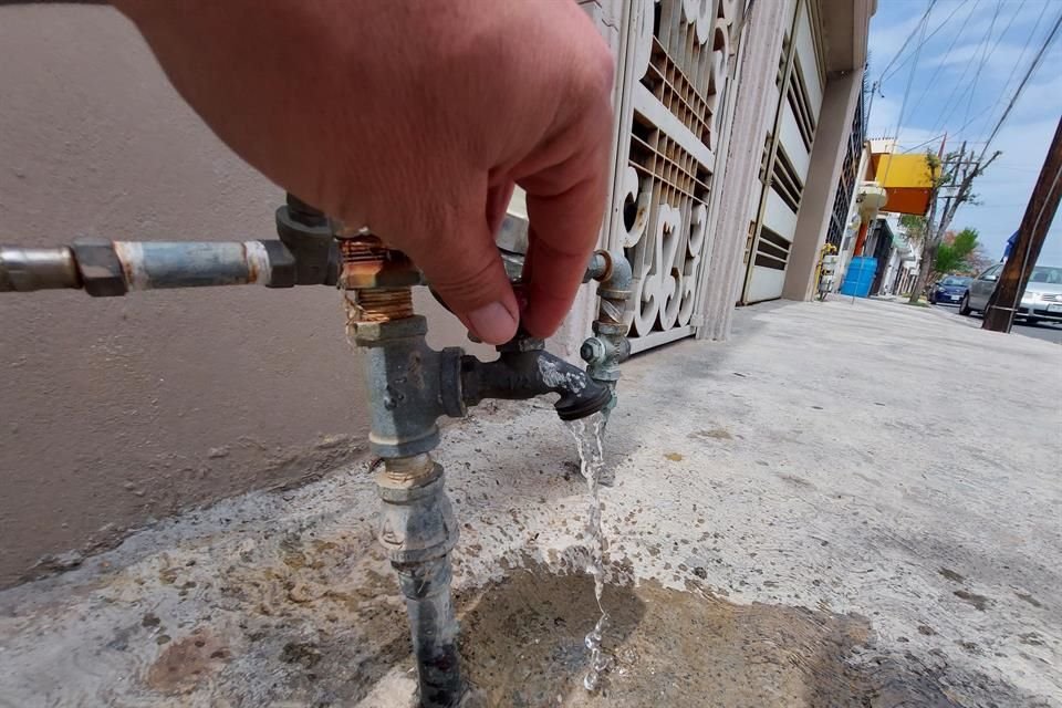 Unas 100 colonias de Puerto Vallarta padecen desde abril desabasto de agua, pero el Seapal les sigue cobrando.