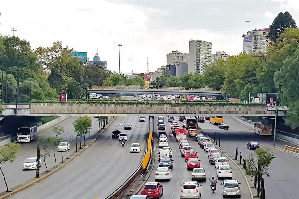 Este acceso, que permite ir de Paseo de la Reforma al Altar a la Patria y al Castillo de Chapultepec, en la Primera Sección del Bosque, es parte de un puente peatonal que cruza Circuito Interior.