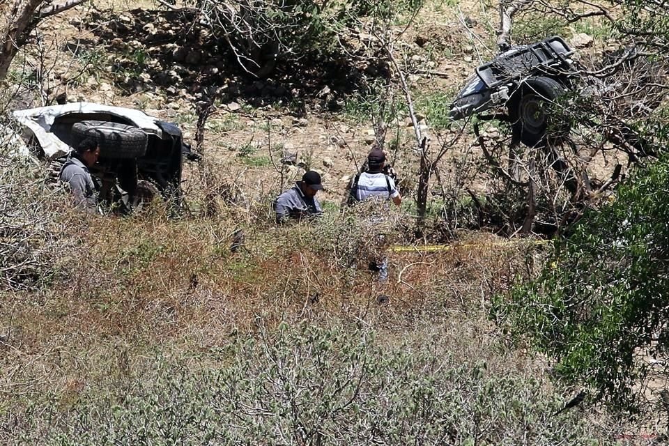 En la escena de la explosión quedaron vehículos destrozados, incluyendo pedazos de una patrulla (der.).