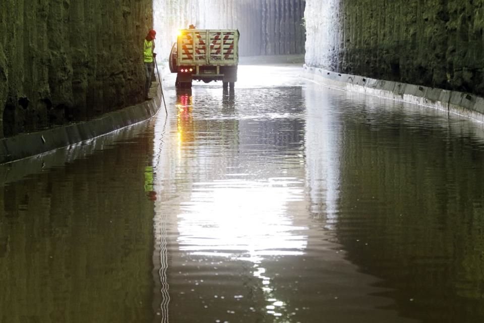 El túnel al cruce de López Mateos con Periférico, en dirección a Mariano Otero, fue cerrado.