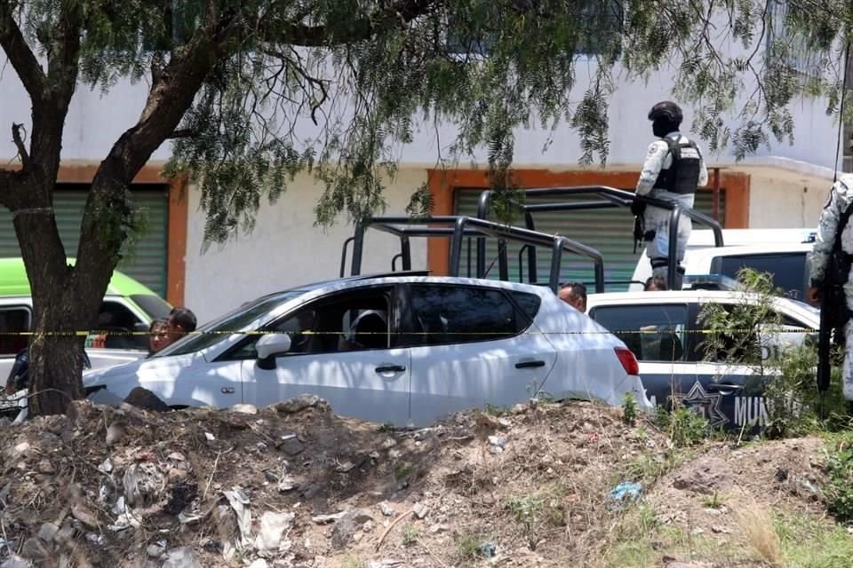 Las víctimas, de entre 35 y 40 años, viajaban a bordo de un automóvil y fueron atacados mientras circulaban por Avenida Lorenzo Meyer. 