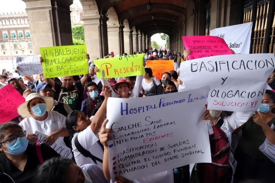 Trabajadores del sector salud de la CDMX protestaron afuera del edificio de gobierno de la CDMX para exigir como punto principal la se les dé la base, y con ellos las prestaciones de ley.