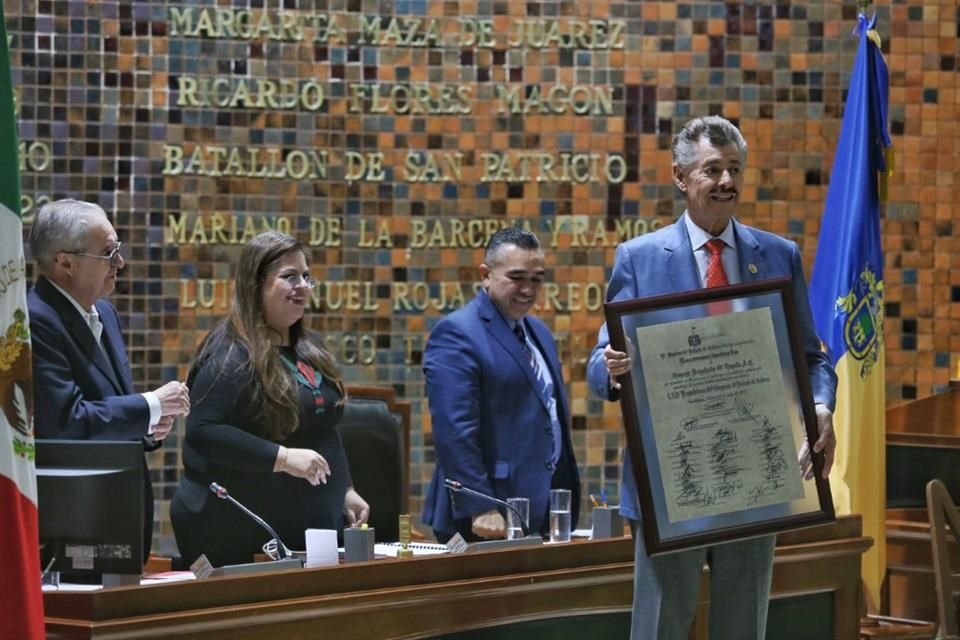 Miguel Angel Dominguez Morales, recibe reconocimiento para el CRT de parte del Congreso de Jalisco.