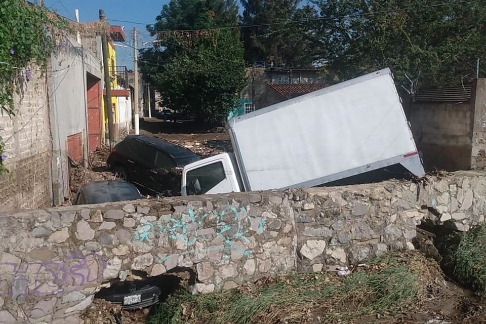 En la Colonia Mariano Otero tres vehículos fueron arrastrados por la lluvia.