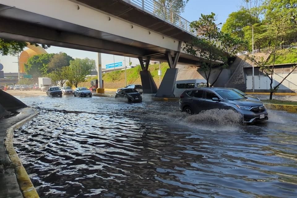 Avenida Lázaro Cárdenas vivió afectaciones a la altura de Los Arcos del Milenio.