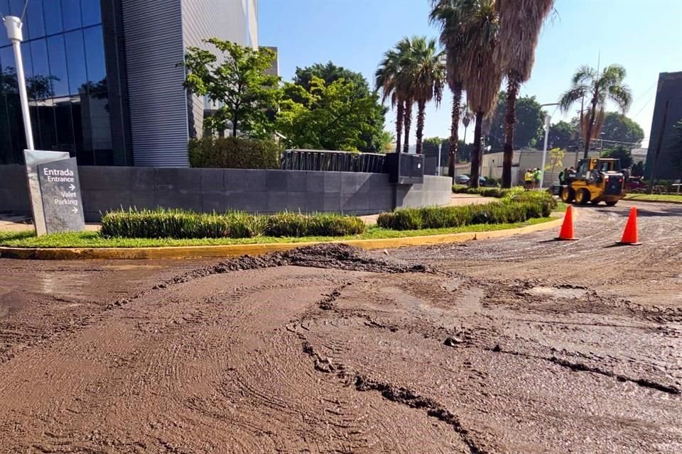 En el cruce de Avenida de Las Rosas y Faro en la Colonia Verde Valle se inundó de lodo, autoridades ya realizan labores de limpieza.