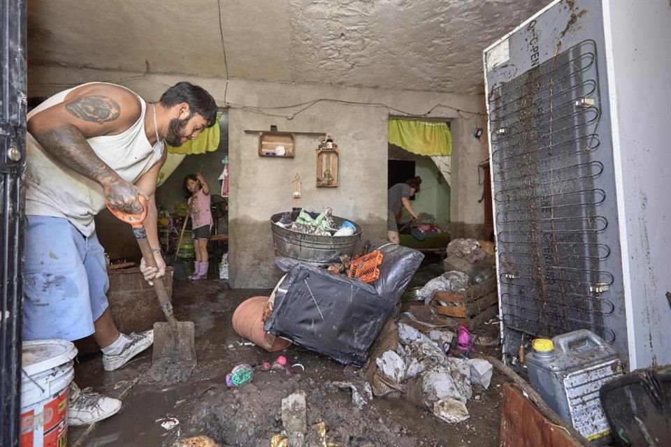 El menaje abarca camas, refrigerador, estufa, sala, comedor, depende de los daños.