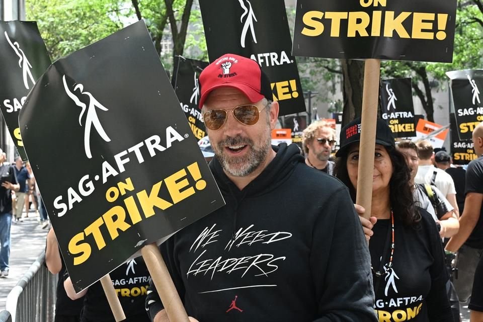 Jason Sudekis estaba entre los manifestantes afuera de NBC en Nueva York.