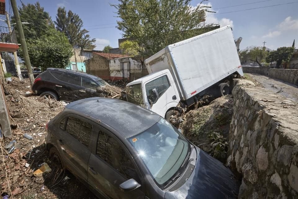 El desbordamiento del Arroyo Seco provocó que la corriente arrastrara, por menos a estos tres vehículos.