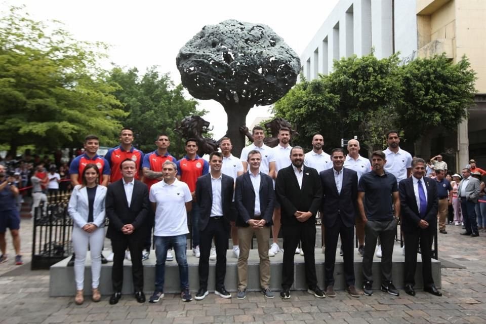 Jugadores de Chivas y Athletic convivieron y posaron para la foto en el Centro Histórico de Guadalajara.