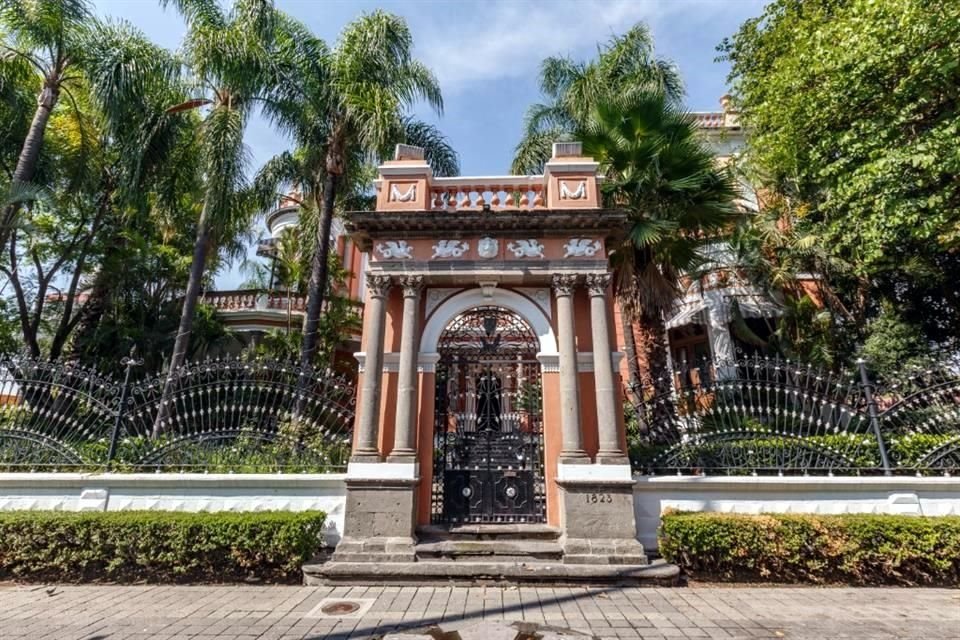 La Casa de los Abanicos (hoy University Club) es una de las joyas más antiguas y destacadas de Las Colonias.