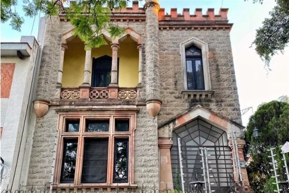 En la Colonia Moderna se ubica la Casa Rolleri (Calle España 1359), de la autoría de Guillermo de Alba, construida en 1907.