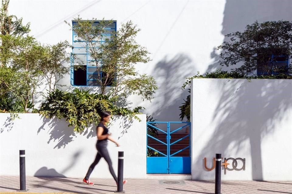 Casa Orozco, en la Calle López Cotilla 814, de la Colonia Americana. Es una joya y finca pionera del modernismo de la autoría de Luis Barragán, en colaboración con José Clemente Orozco, de 1936.