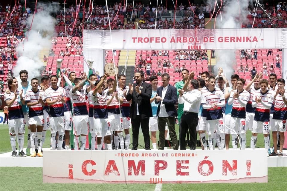 Al ganarle al Athletic de Bilbao, Chivas consigue el Trofeo Árbol de Gernika.