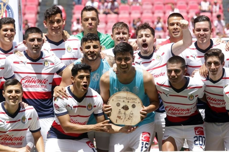 Chivas ganó el Trofeo Árbol de Gernika tras una tanda de penales.