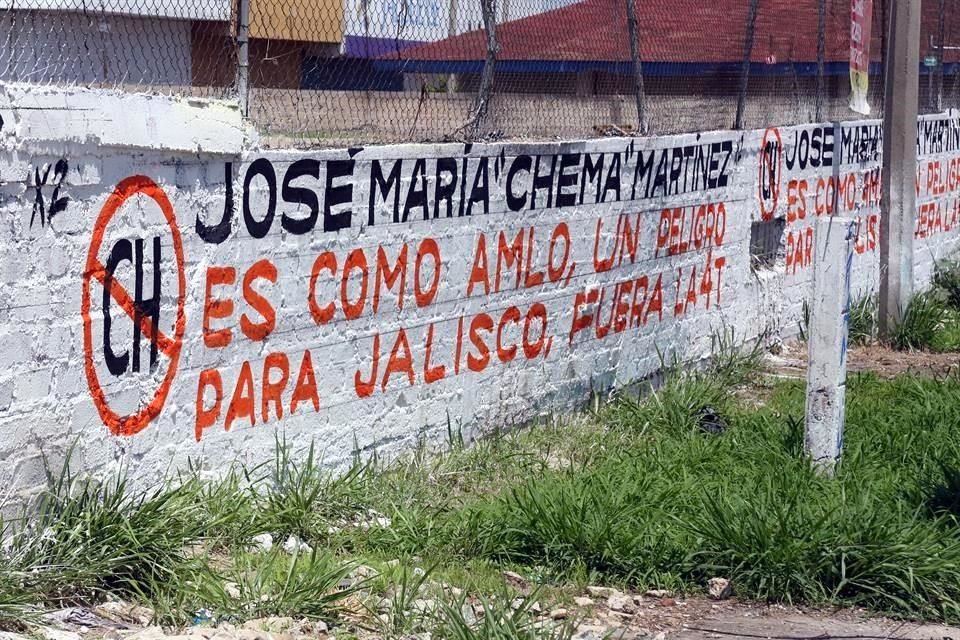 'José María 'Chema' Martínez es como AMLO, un peligro para Jalisco, fuera la 4T', indica una pared rotulada en Revolución, cerca del cruce con Río Nilo.