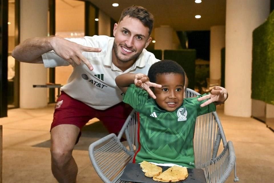 El delantero mexicano posando con Xavian.
