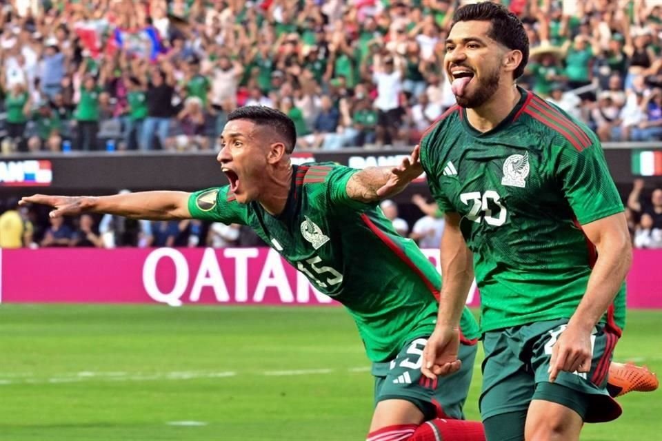 Henry Martín festejando su gol, pero lo invalidaron por un fuera de lugar.