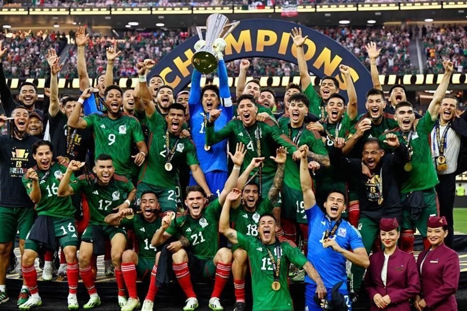Guillermo Ochoa fue el encargado de recibir la Copa.