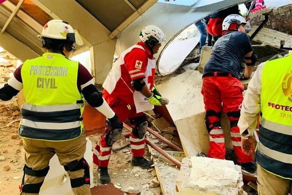 Tres personas quedaron atrapadas bajo los escombros, y fueron rescatadas con vida.