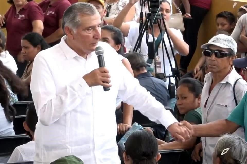 Antes de iniciar el mitin de Adán Augusto López en Valladolid, Yucatán, un colaborador del ex Secretario de Gobernación pidió al personal del INE identificarse