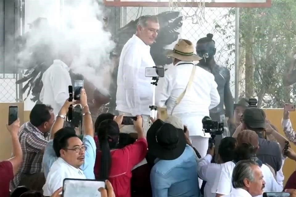 El ex Secretario de Gobernación recibió una limpia en su primer acto en Yucatán.