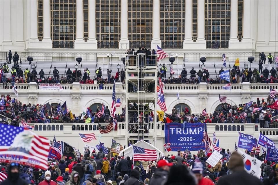 Insurrectos leales al Presidente Donald Trump irrumpen en el Capitolio, Washington, 6 de enero de 2021.