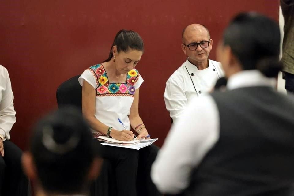 Sheinbaum dijo que le entregaría las inquietudes a la Gobernadora de Quintana Roo, Mara Lezama.